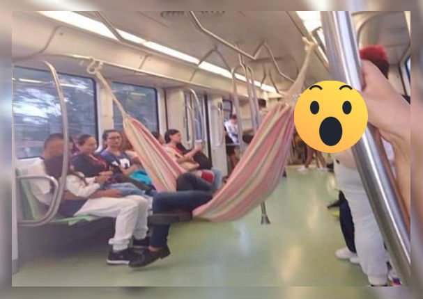 Hombre cuelga 'sábanas' dentro del metro para viajar más cómodo
