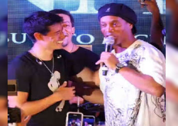 Tony Succar hace bailar a Ronaldinho Gaúcho en pleno concierto (VIDEO)