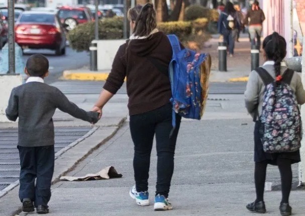 Gobierno evalúa el regreso presencial a las escuelas para el presente año