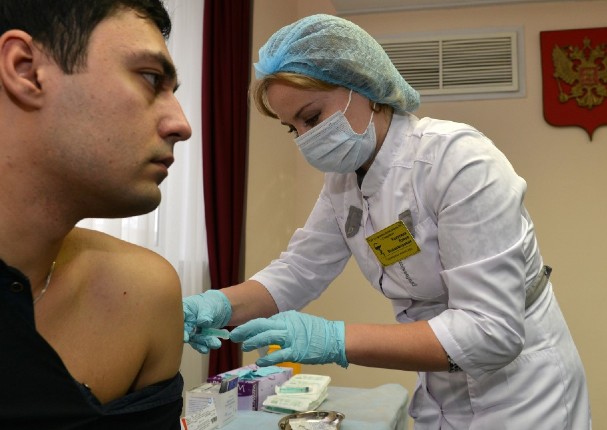 Vacuna rusa hace más resistentes a las personas y produce efectos secundarios leves