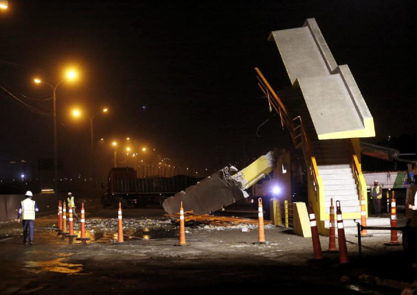 Tráiler impacta y destruye puente peatonal en Panamericana Norte