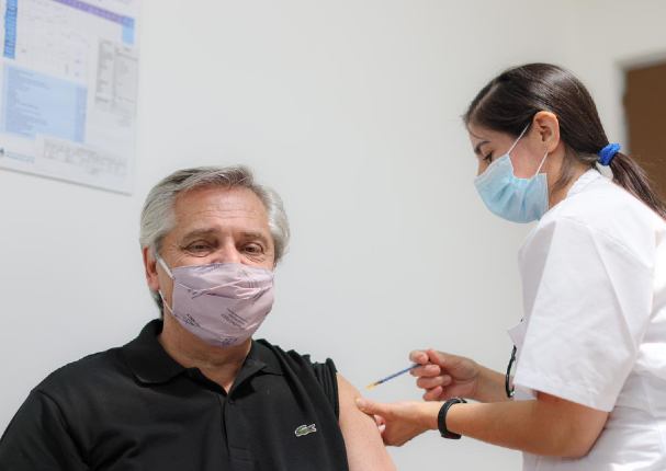 Coronavirus: Presidente de Argentina recibe la primera dosis de la vacuna rusa