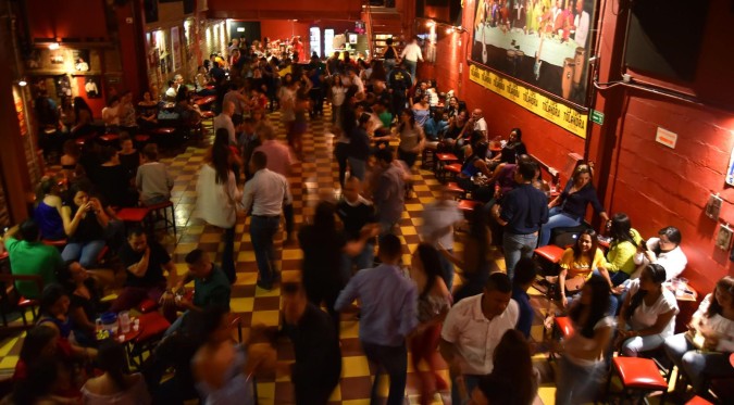 COVID-19: Prohíben bailar en restaurantes y bares por la nueva variante ómicron