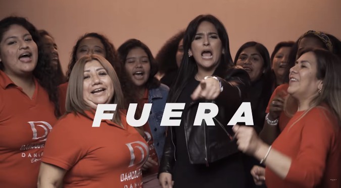 Daniela Darcourt: Fanáticos de la salsera protagonizaron su nuevo videoclip “Fuera” | VIDEO