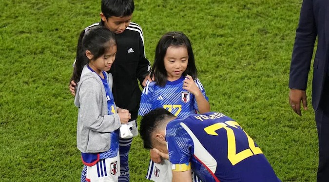 Jugador de Japón se quebró frente a sus hijos tras quedar fuera del Mundial Qatar 2022 | VIDEO