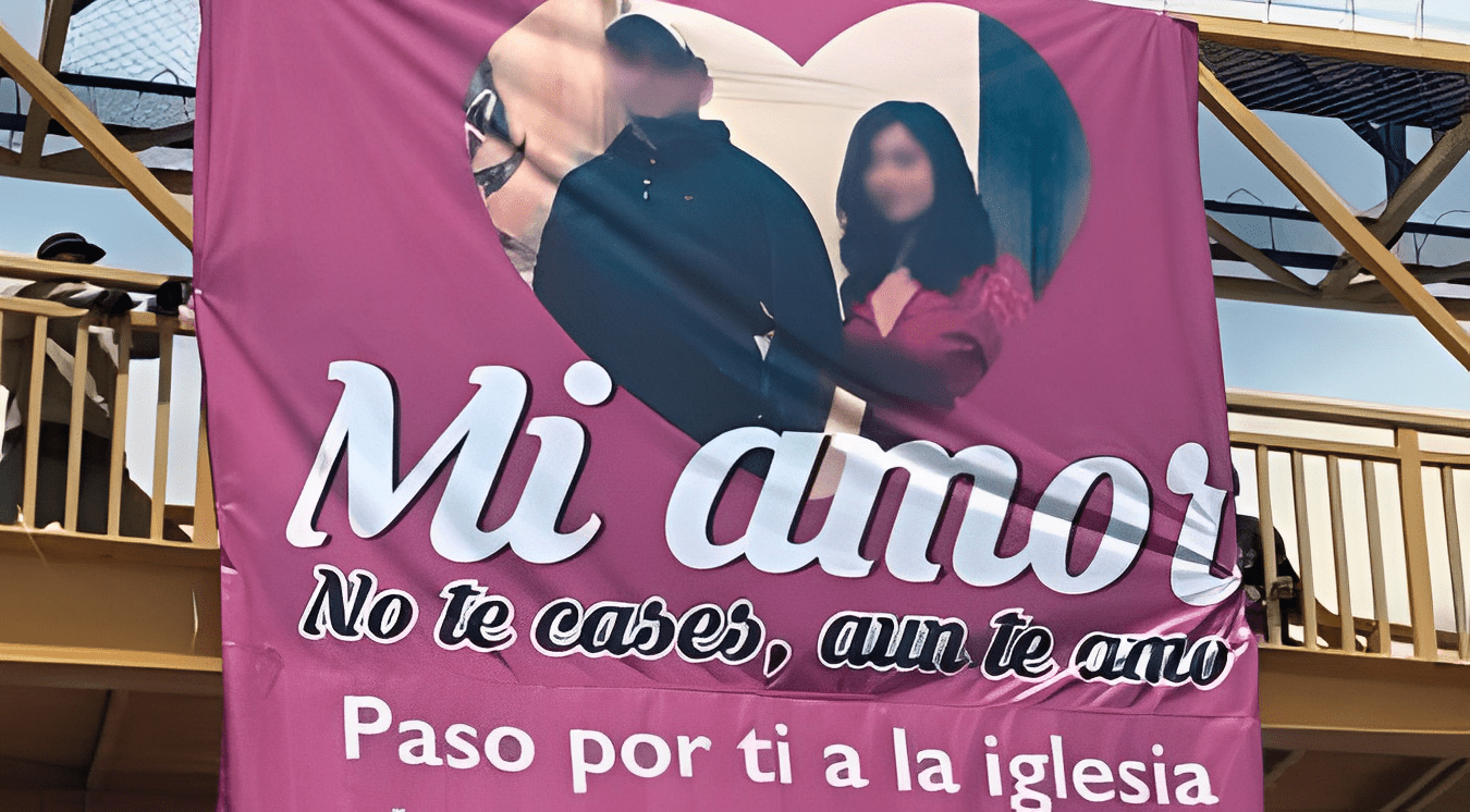 “No te cases, aún te amo”: HOMBRE CUELGA CARTEL en un PUENTE para que SU EX NO SE CASE | FOTOS