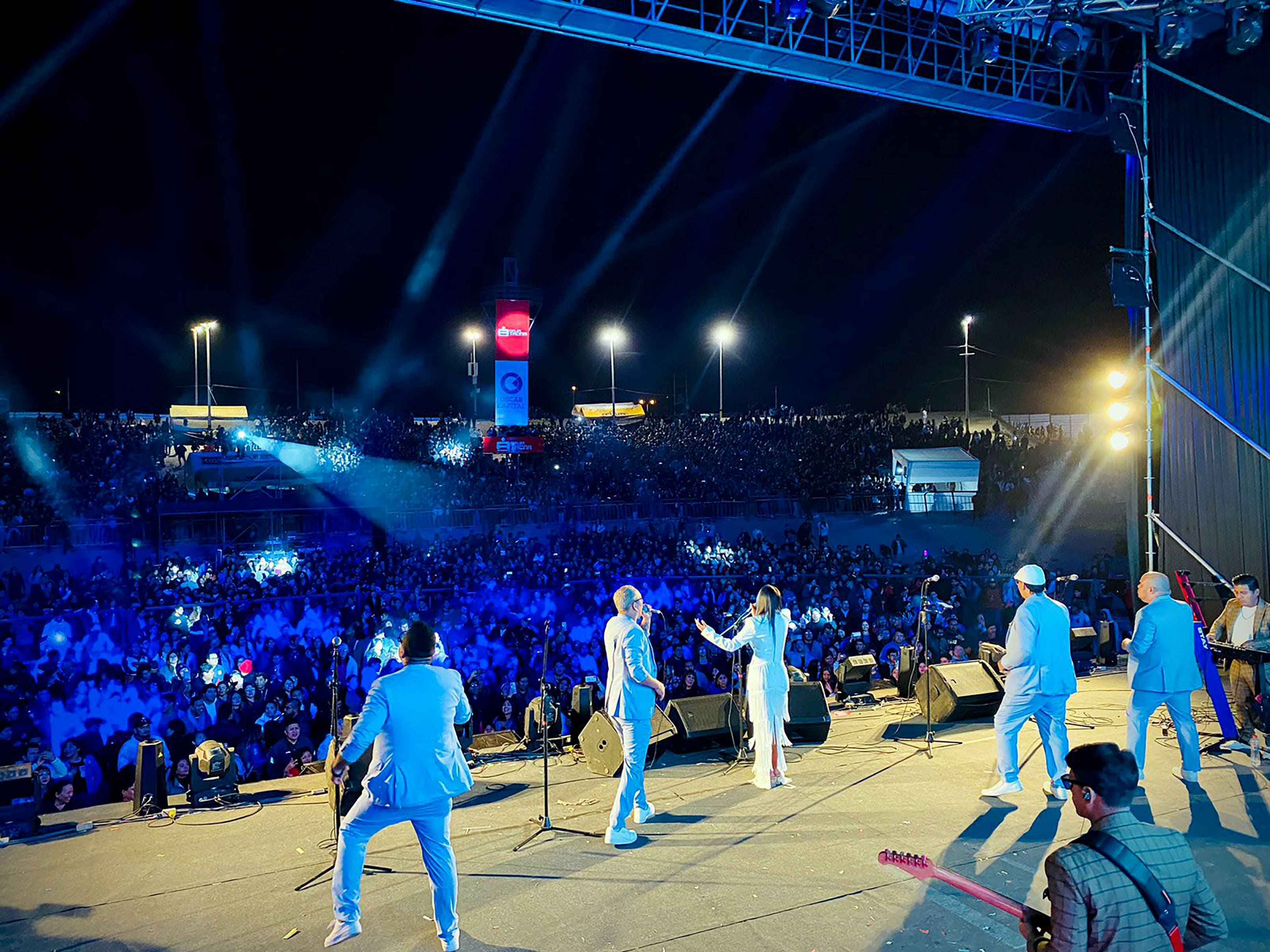 BRUNELLA TORPOCO  ENCENDIÓ LA NOCHE EN TACNA