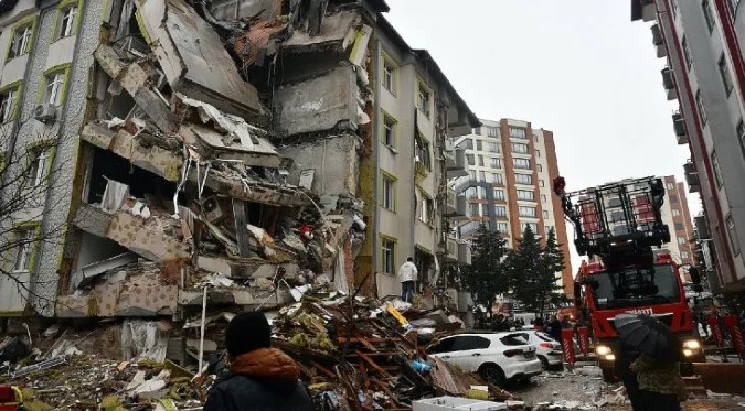 IMÁGENES del POTENTE TERREMOTO de 7,8 REGISTRADO en TURQUÍA y SIRIA | VIDEO