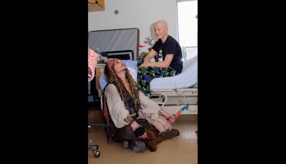 Johnny Depp demuestra su gran corazón a niños enfermos en hospital de Canadá [FOTOS]
