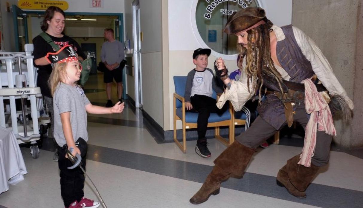 Johnny Depp demuestra su gran corazón a niños enfermos en hospital de Canadá [FOTOS]