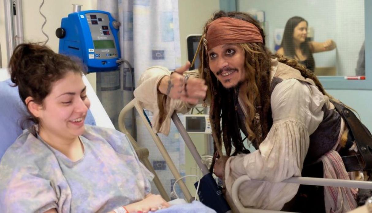 Johnny Depp demuestra su gran corazón a niños enfermos en hospital de Canadá [FOTOS]