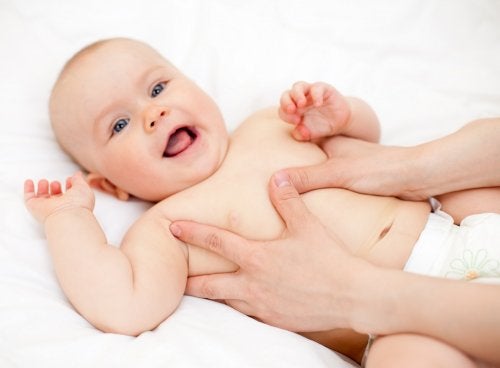 Una de las maneras de aliviar los cÃ³licos en el bebÃ© son los masajes.