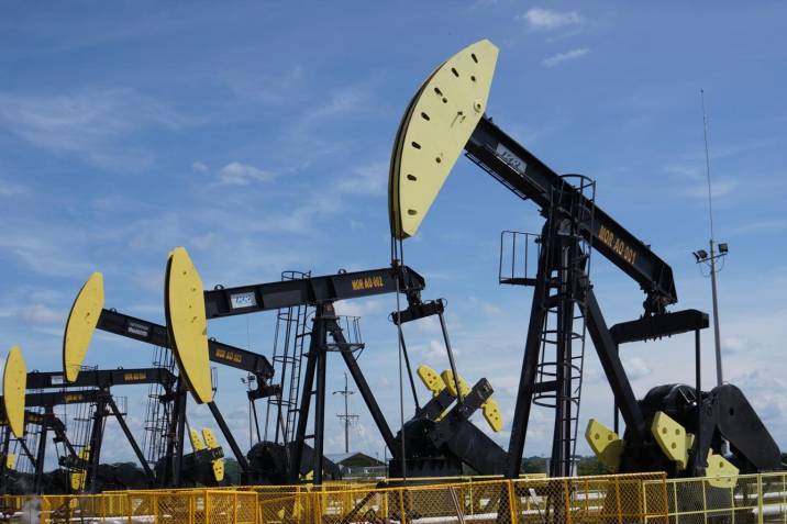 Los futuros de petróleo caen por debajo de cero dólares por ...