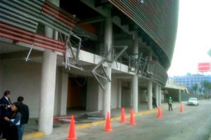 Camión chocó contra Estadio Nacional y derribó Laureles Deportivos