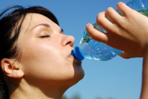 Beneficios de beber agua con limón en ayunas
