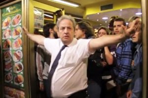 VIDEO: Conoce a Alberto Casillas, el camarero ‘héroe’ de los manifestantes del 25S en España