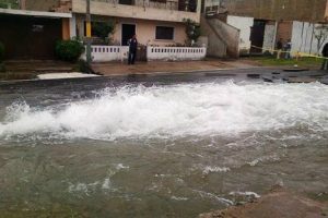 Rotura de tubería matriz afectó varias viviendas en Villa María del Triunfo