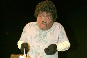 Piden salida del ‘Negro Mama’ de la TV por promover el odio racial