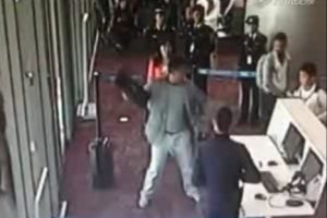 China: Político insultó a trabajadores y destruyó equipo tecnológico tras perder vuelo – VIDEO