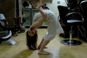 Niña ‘endemoniada’ espanta a clientes de una peluquería – VIDEO