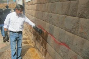 Cusco: Desconocidos realizan pintas en 302 piedras incas
