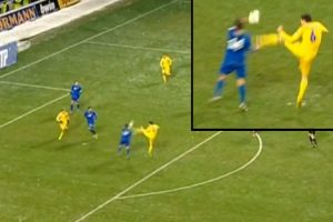 Jugador ucraniano lanza ‘patada voladora’ a rival – VIDEO
