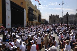 ¡De rompe y raja! Cajón peruano batió un nuevo Récord Guiness