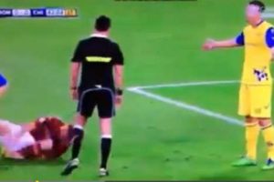 ¿Es esta la peor simulación de una falta en el fútbol? – VIDEO