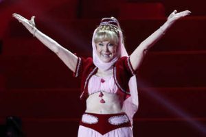 Barbara Eden volvió a lucir el traje de ‘Mi Bella genio’ – FOTOS