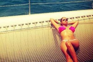Karen Schwarz celebra su regreso a la TV con sensual foto en Twitter