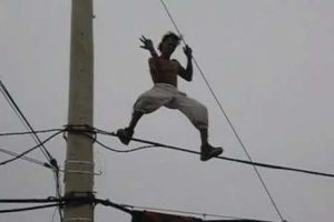 Rep. Dominicana: Hombre en estado de ebriedad bailó sobre cables de tensión – VIDEO