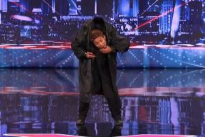 ¡Mira el increible baile al estilo matrix! – Video