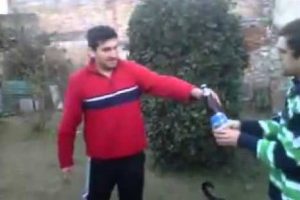 Aprende a abrir botellas de cerveza con una ‘chalaca’ – VIDEO