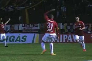 Celebra su gol con salto mortal y termina lesionado – VIDEO