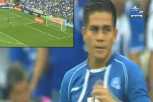 Delantero salvadoreño queda solo ante el arco y falla – VIDEO