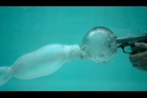 ¿Cómo se ve un disparo bajo el agua en cámara lenta?