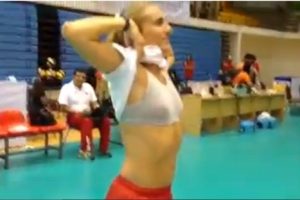 VIDEO: Natalia Málaga se sacó el polo para celebrar victoria sobre Eslovenia