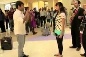 Una romántica propuesta de matrimonio que terminó mal – VIDEO
