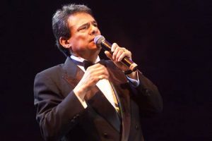 José José sufrió fuerte caída durante concierto en México – VIDEO