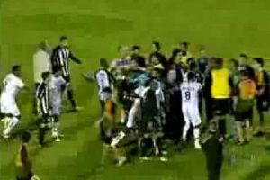 ¡Insólito! Masajista se metió a la cancha y salvó a su equipo tapando un gol – VIDEO