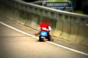 Niño desafía a la muerte con su triciclo en concurrida autopista brasilera