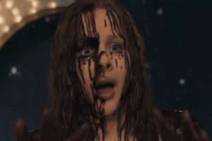 Promocionan película ‘Carrie’ con un broma en una cafetería