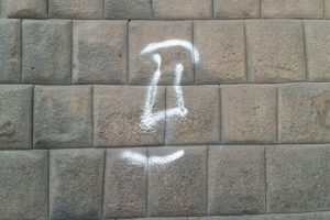 Realizan pintas con símbolo de equipo de fútbol en muro sagrado cusqueño
