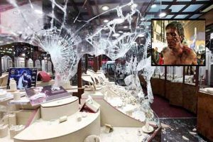 Delincuentes asaltan joyería vestidos de zombies y momias.
