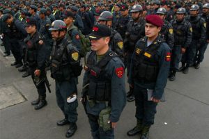 Un bus que trasladaba a 52 policías fue asaltado