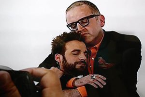 Beto Ortíz y Peluchín posan en vivo como una » Pareja Imaginaria» – VIDEO