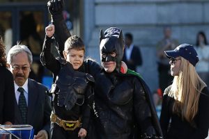 Pequeño se disfraza de Batman y salva la cuidad – VIDEO