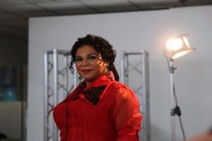 Eva Ayllón cantó «saca las manos» e hizo bailar al público – VIDEO