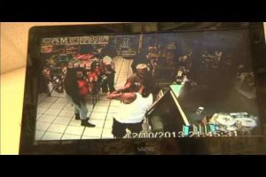 Ebrio intenta canjear una docena de cervezas por un cocodrilo-VIDEO