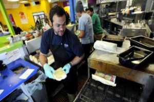 Dueño de restaurante despide a sus trabajadores por Navidad